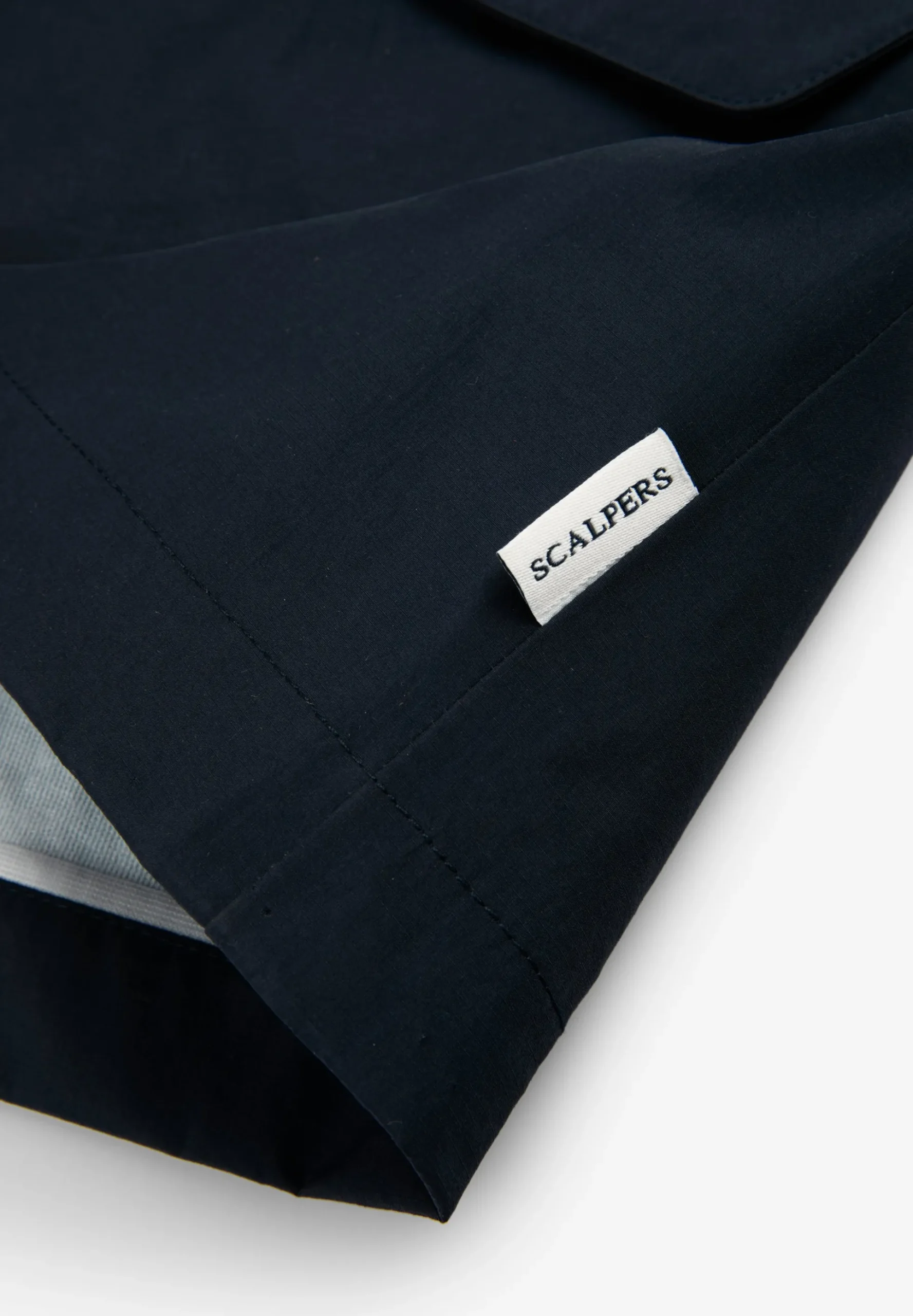 CHAQUETA TÉCNICA IMPERMEABLE CUELLO ALTO