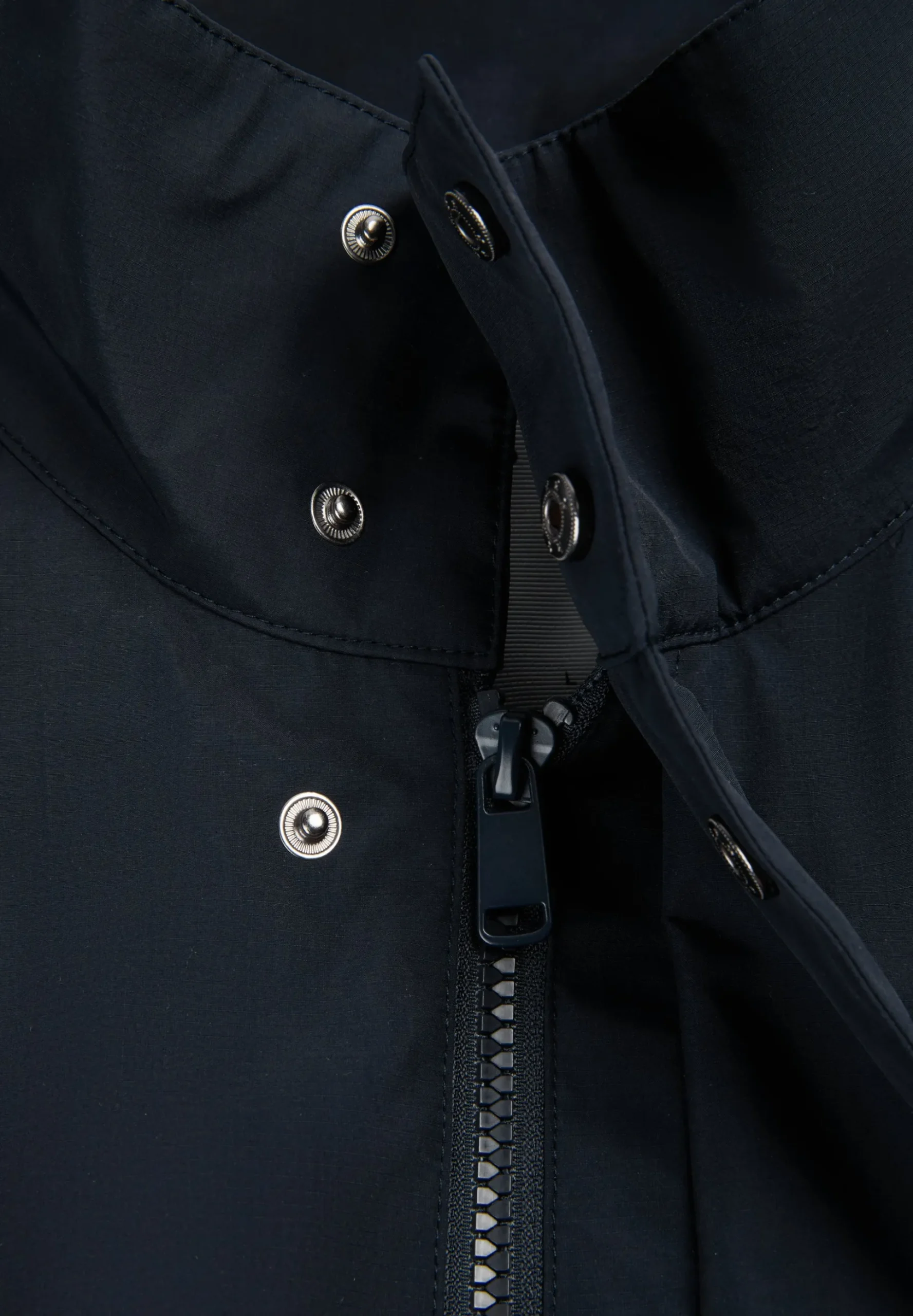 CHAQUETA TÉCNICA IMPERMEABLE CUELLO ALTO