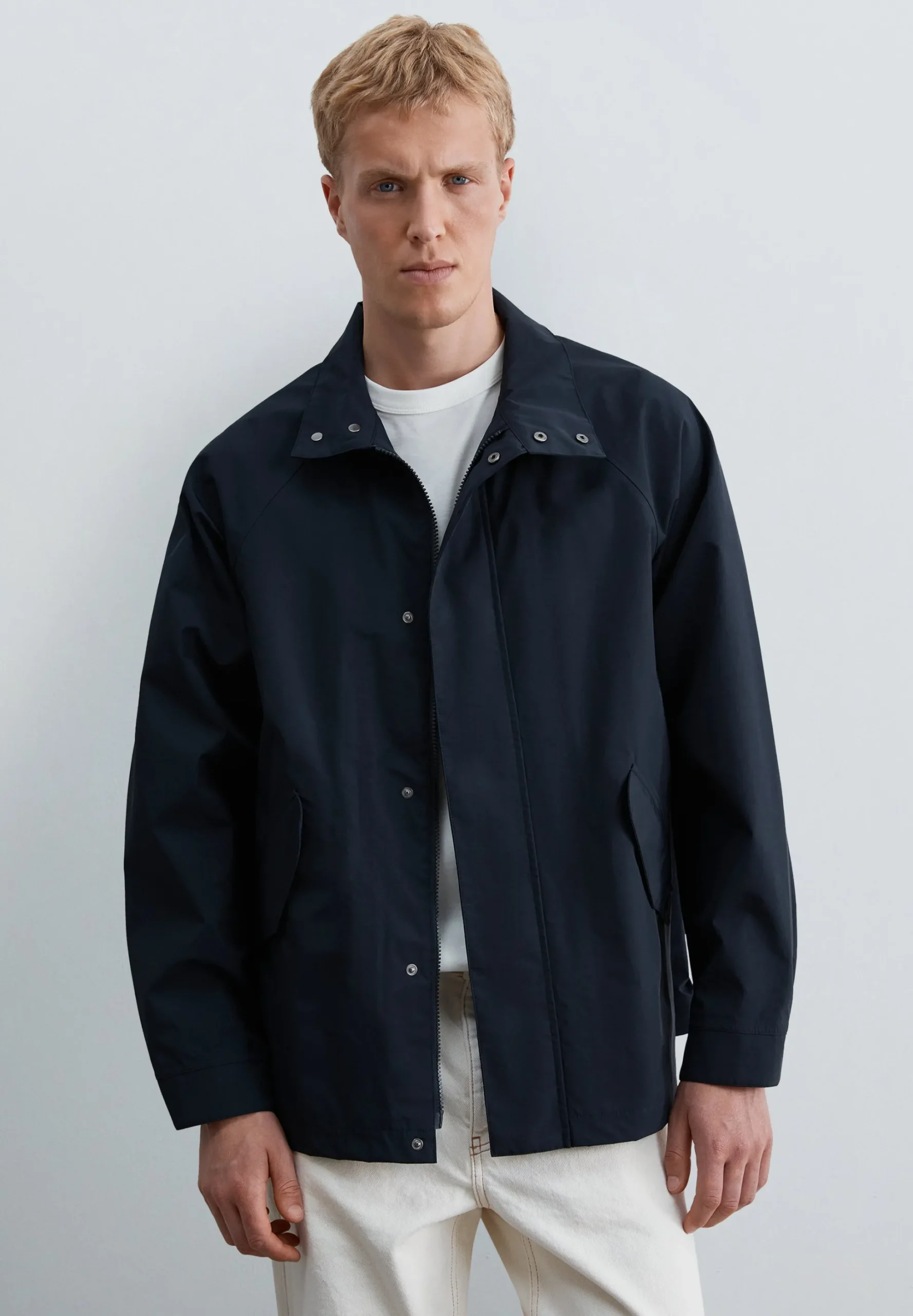 CHAQUETA TÉCNICA IMPERMEABLE CUELLO ALTO