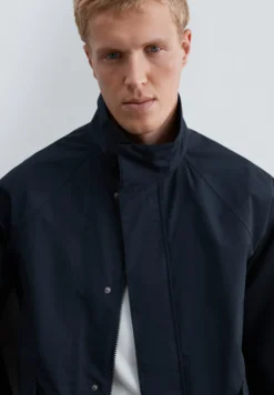 CHAQUETA TÉCNICA IMPERMEABLE CUELLO ALTO
