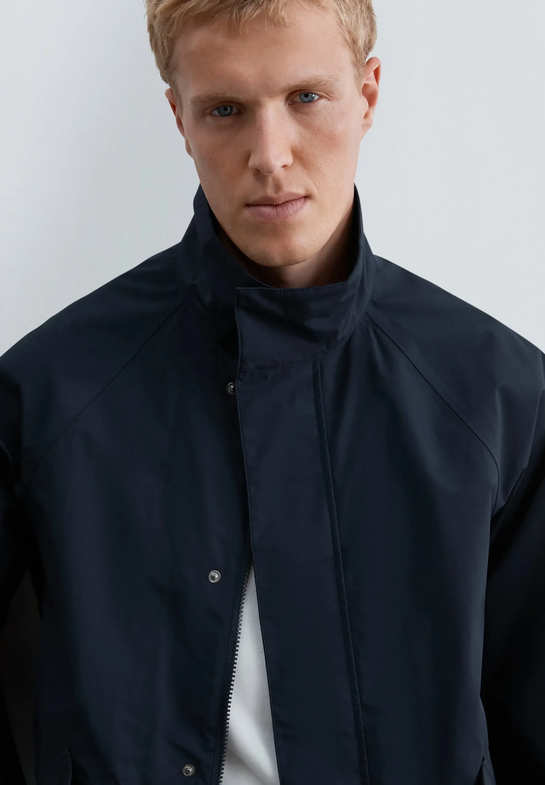 CHAQUETA TÉCNICA IMPERMEABLE CUELLO ALTO