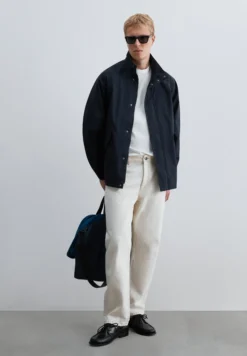 CHAQUETA TÉCNICA IMPERMEABLE CUELLO ALTO