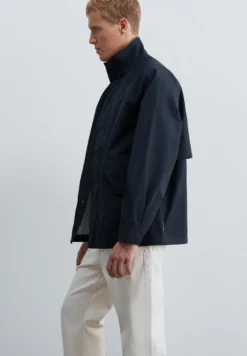 CHAQUETA TÉCNICA IMPERMEABLE CUELLO ALTO