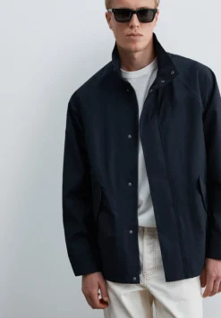 CHAQUETA TÉCNICA IMPERMEABLE CUELLO ALTO