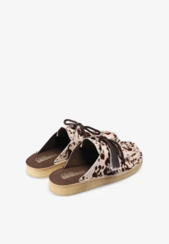 CLARKS | ZUECO NOMAD COW PRINT MUJER