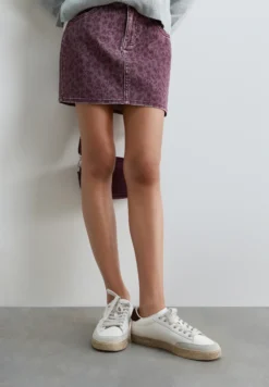 FALDA CORTA DENIM ESTAMPADA