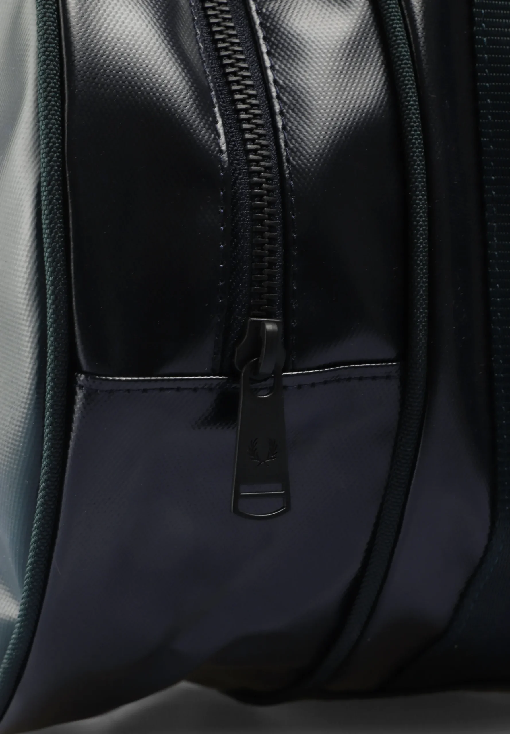 FRED PERRY | BOLSA CLASSIC BARREL
