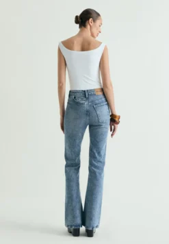 JEANS BOLSILLO ASIMÉTRICO