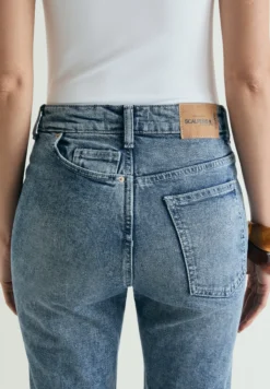 JEANS BOLSILLO ASIMÉTRICO