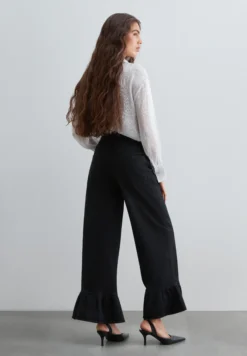 JEANS DETALLE VOLANTE