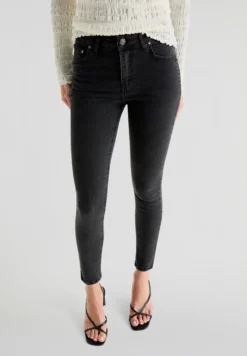 JEANS PITILLO TACHUELAS