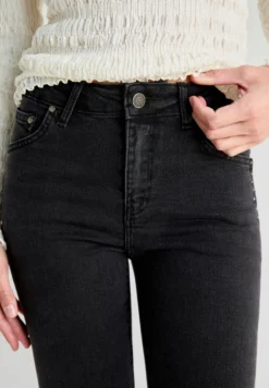 JEANS PITILLO TACHUELAS