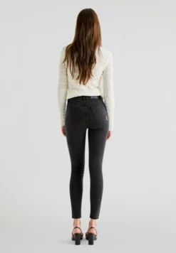 JEANS PITILLO TACHUELAS