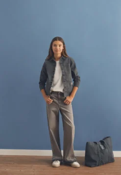 JEANS TACHUELAS BAJO DESFLECADO