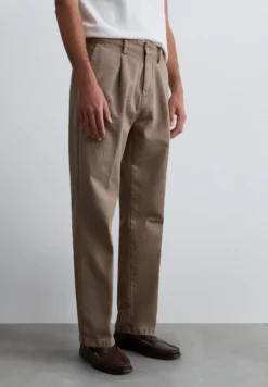 PANTALÓN CHINO LOOSE FIT