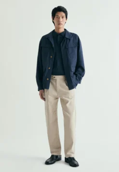 PANTALÓN CHINO PINZAS