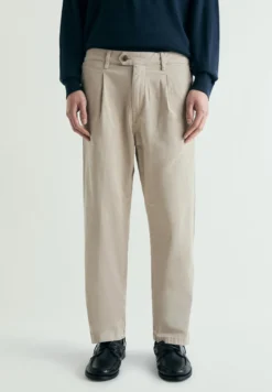 PANTALÓN CHINO PINZAS
