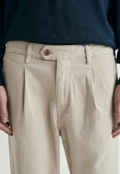 PANTALÓN CHINO PINZAS