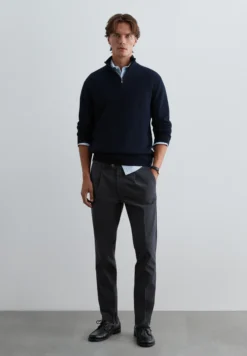 PANTALÓN CHINO PINZAS