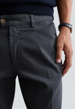 PANTALÓN CHINO PINZAS