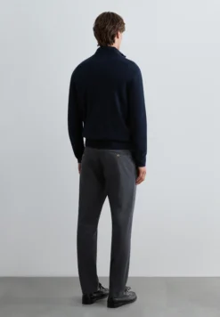 PANTALÓN CHINO PINZAS