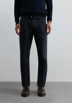 PANTALÓN CHINO PINZAS
