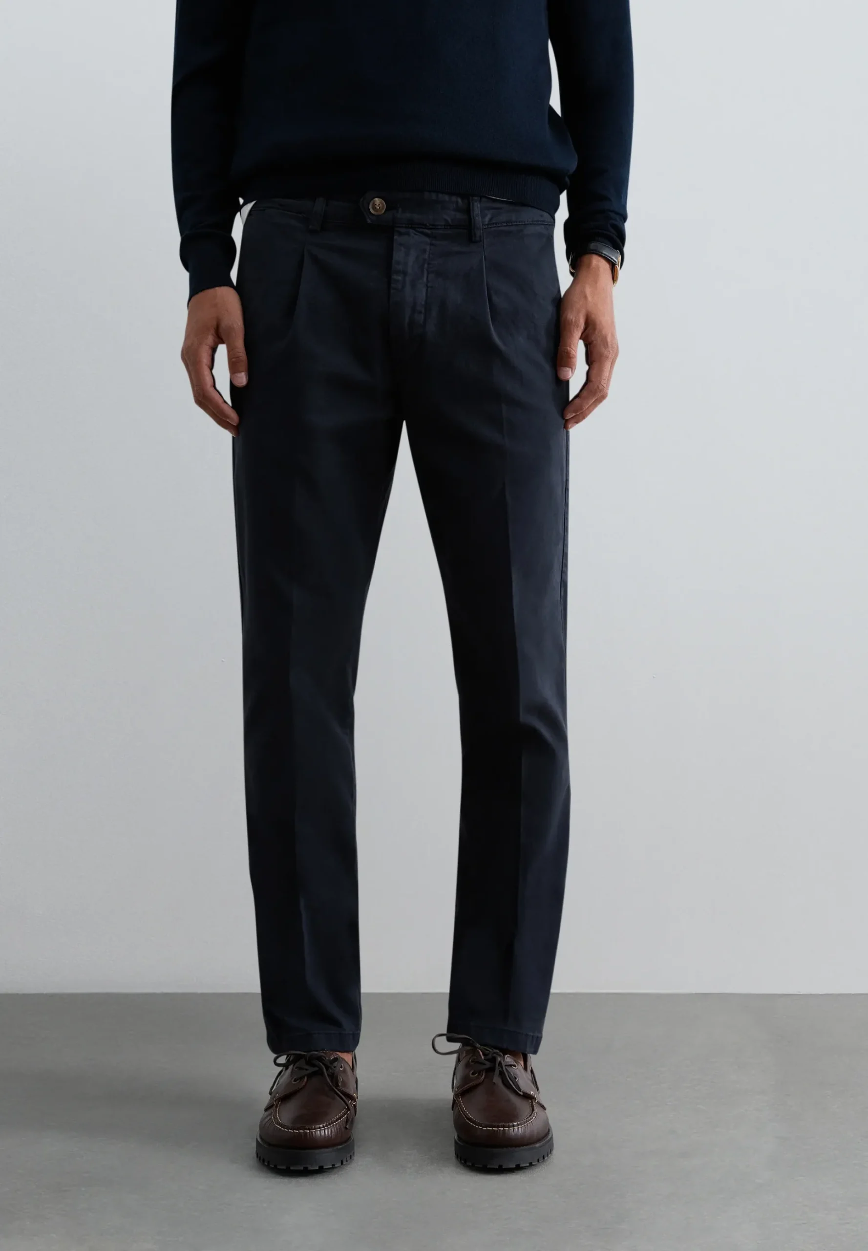 PANTALÓN CHINO PINZAS
