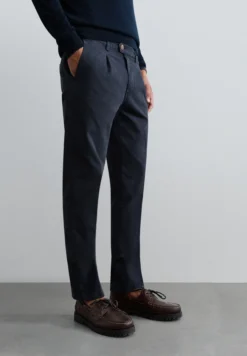 PANTALÓN CHINO PINZAS