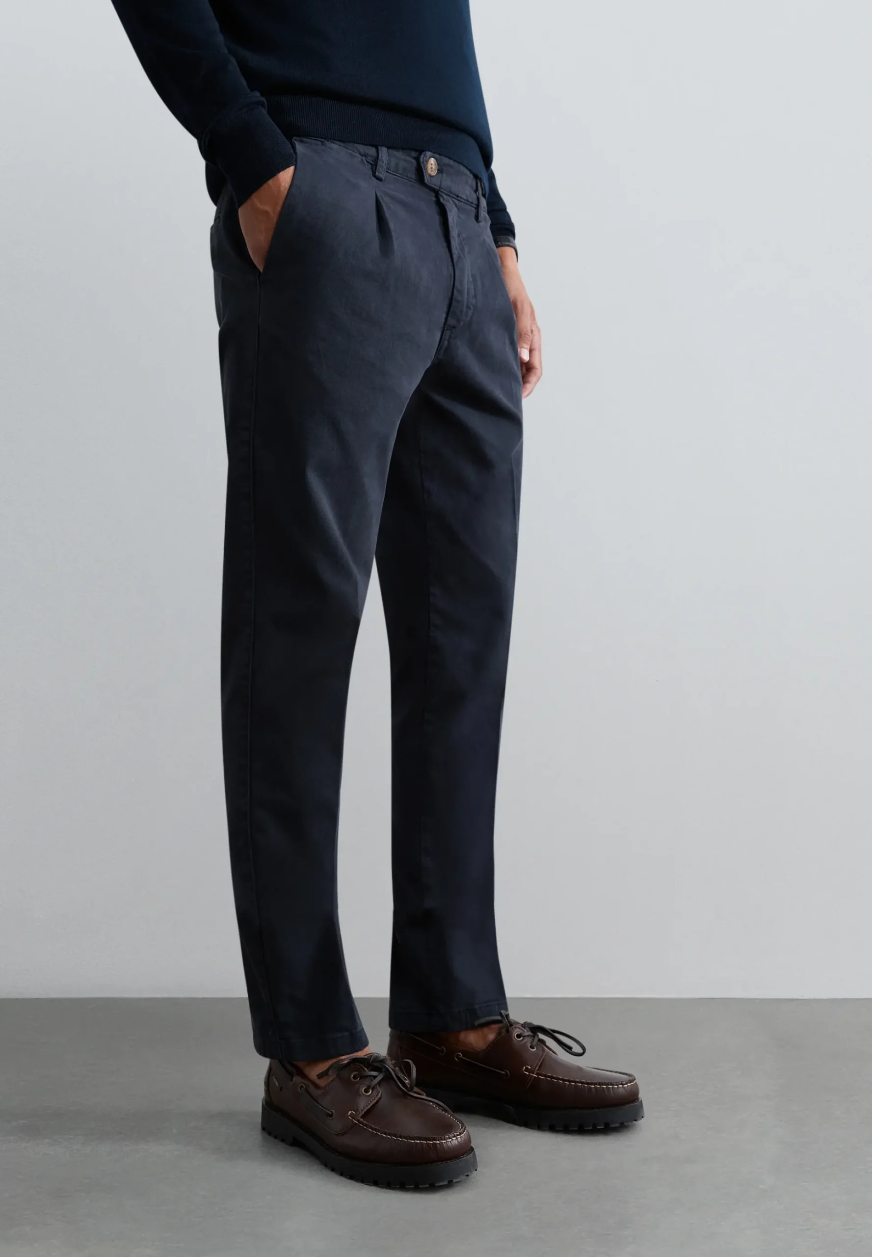 PANTALÓN CHINO PINZAS