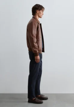 PANTALÓN CHINO PINZAS