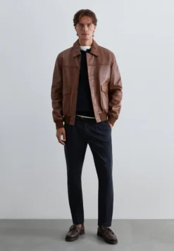 PANTALÓN CHINO PINZAS