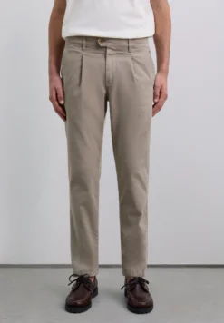 PANTALÓN CHINO PINZAS