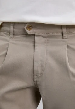 PANTALÓN CHINO PINZAS