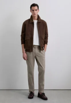 PANTALÓN CHINO PINZAS