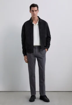 PANTALÓN CHINO PINZAS