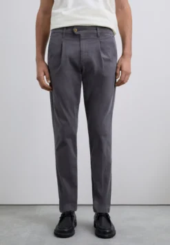 PANTALÓN CHINO PINZAS