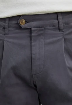 PANTALÓN CHINO PINZAS