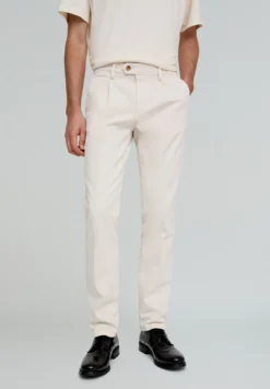 PANTALÓN CHINO PINZAS