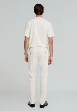 PANTALÓN CHINO PINZAS