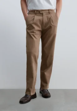 PANTALÓN CHINO PINZAS RELAXED