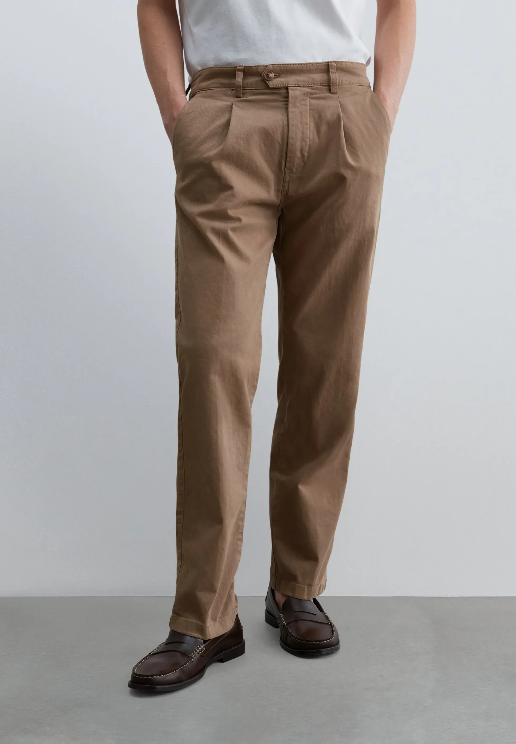 PANTALÓN CHINO PINZAS RELAXED