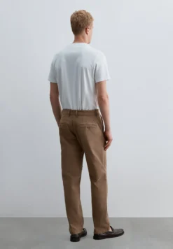 PANTALÓN CHINO PINZAS RELAXED