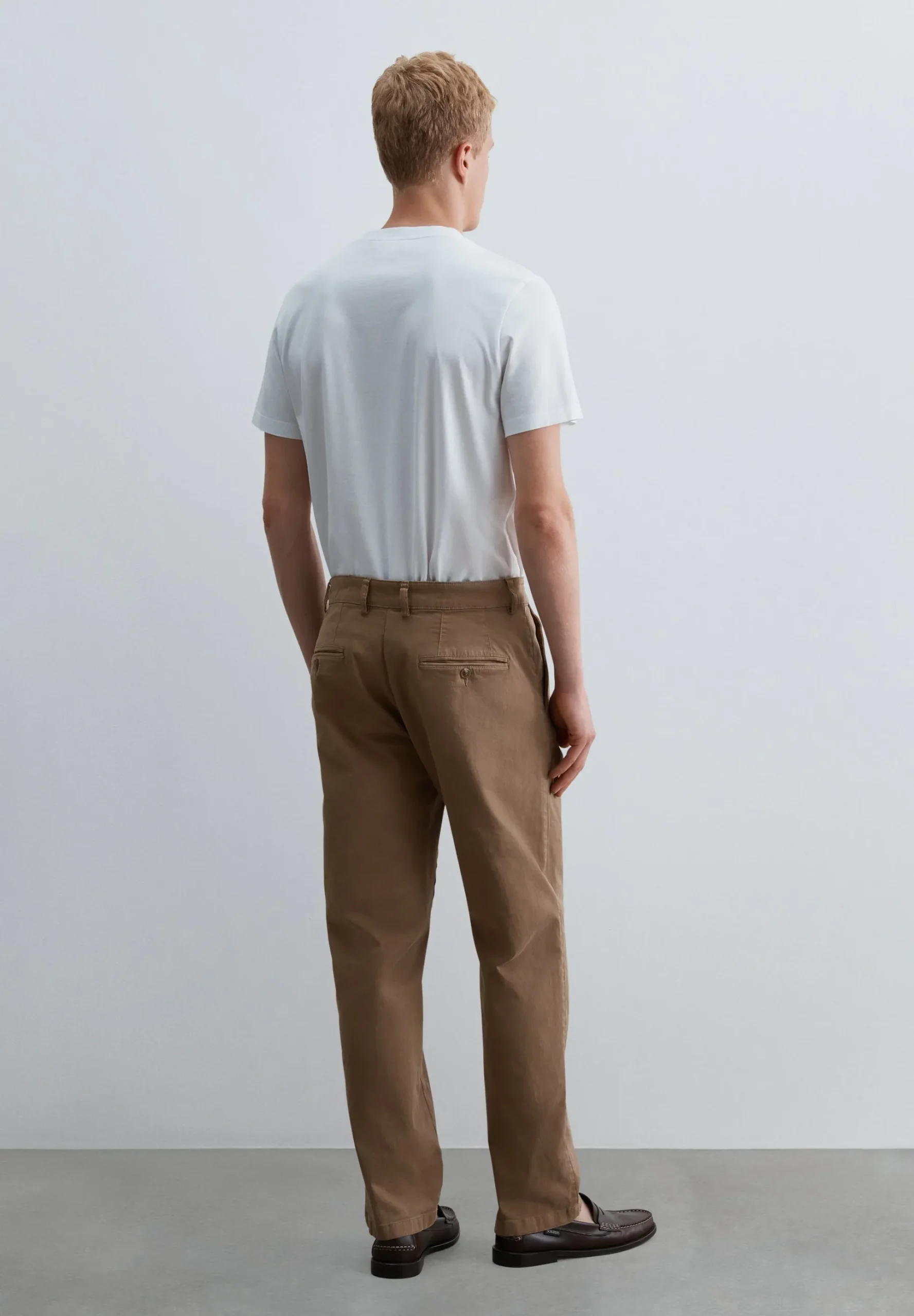 PANTALÓN CHINO PINZAS RELAXED
