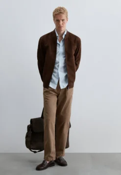 PANTALÓN CHINO PINZAS RELAXED