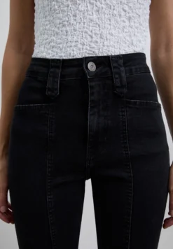 PANTALÓN DENIM BOOTCUT