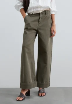PANTALÓN DENIM DETALLE BAJO