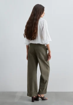 PANTALÓN DENIM DETALLE BAJO