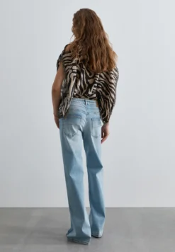 PANTALÓN DENIM TIRO MEDIO