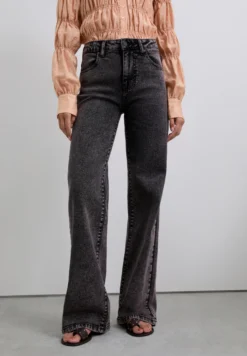 PANTALÓN DENIM TIRO MEDIO
