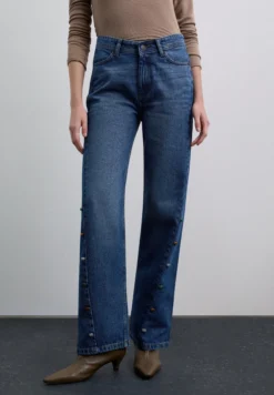 PANTALÓN DE TIRO ALTO APLIQUES